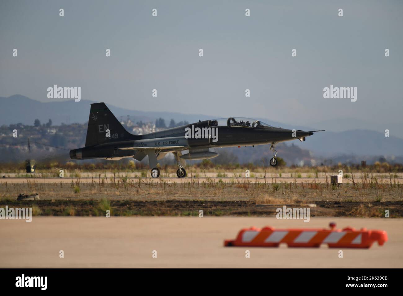 Northrup T-38 Talon dalla base dell'aeronautica di Sheppard in Texas, atterrando a MCAS Miramar a San Diego, California Foto Stock