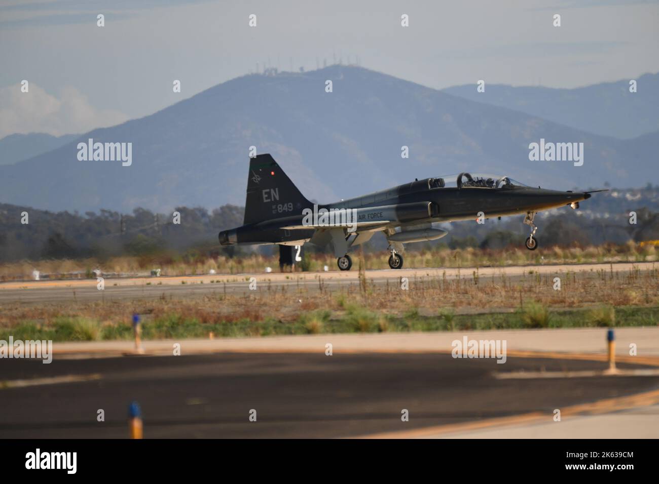 Northrup T-38 Talon dalla base dell'aeronautica di Sheppard in Texas, atterrando a MCAS Miramar a San Diego, California Foto Stock