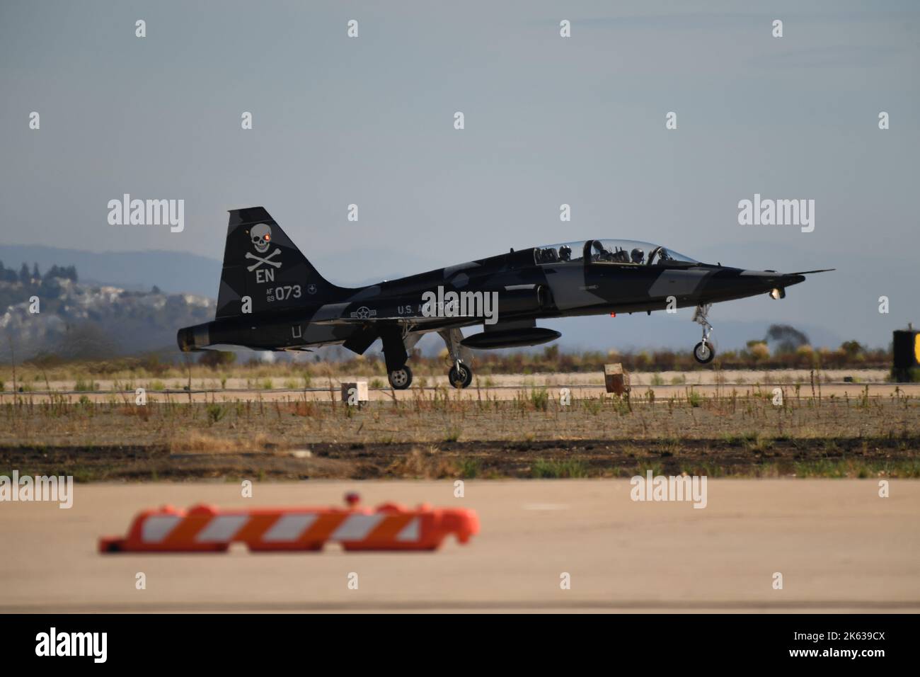 Northrup T-38 Talon dalla base dell'aeronautica di Sheppard in Texas, atterrando a MCAS Miramar a San Diego, California Foto Stock