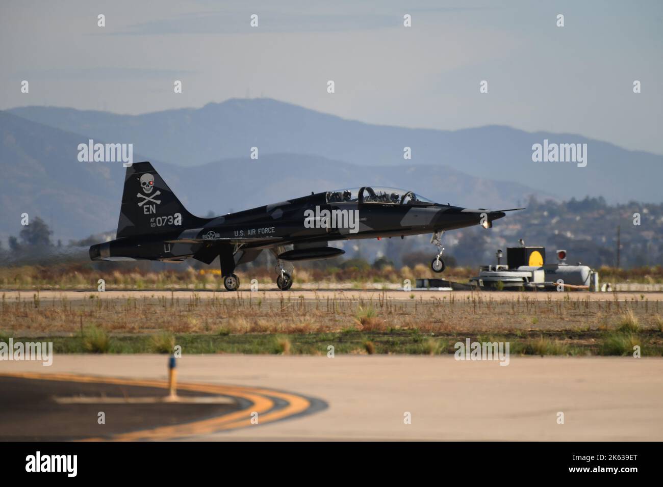 Northrup T-38 Talon dalla base dell'aeronautica di Sheppard in Texas, atterrando a MCAS Miramar a San Diego, California Foto Stock
