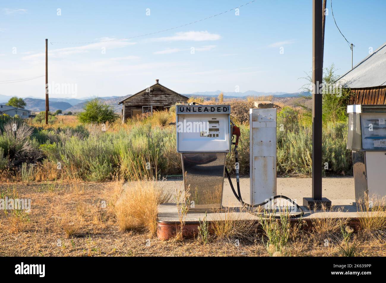 Unity, Oregon, antica pompa di benzina in una stazione di servizio abbandonata nel sagesbrush lungo la U.S. Route 26 Foto Stock