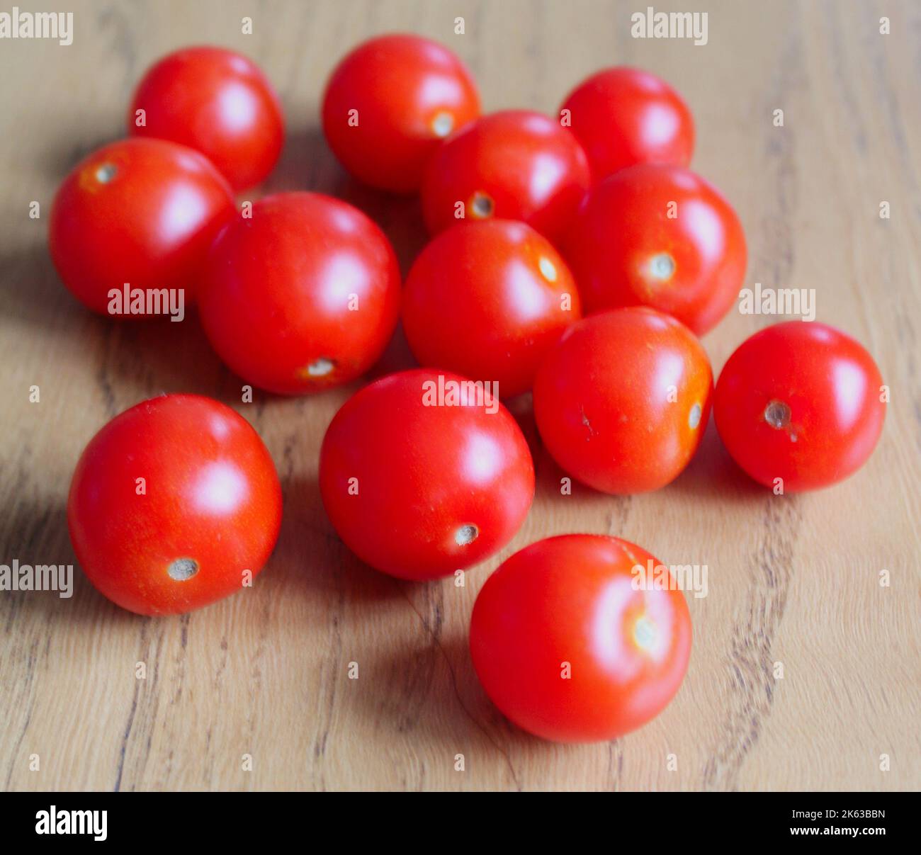 primo piano di piccoli pomodori rossi freschi e luminosi, varietà di pomodori in pancia Foto Stock
