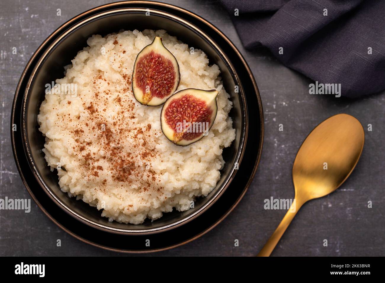 Fotografia macro-alimentare di porridge di riso, budino, cereali, fichi, cannella Foto Stock
