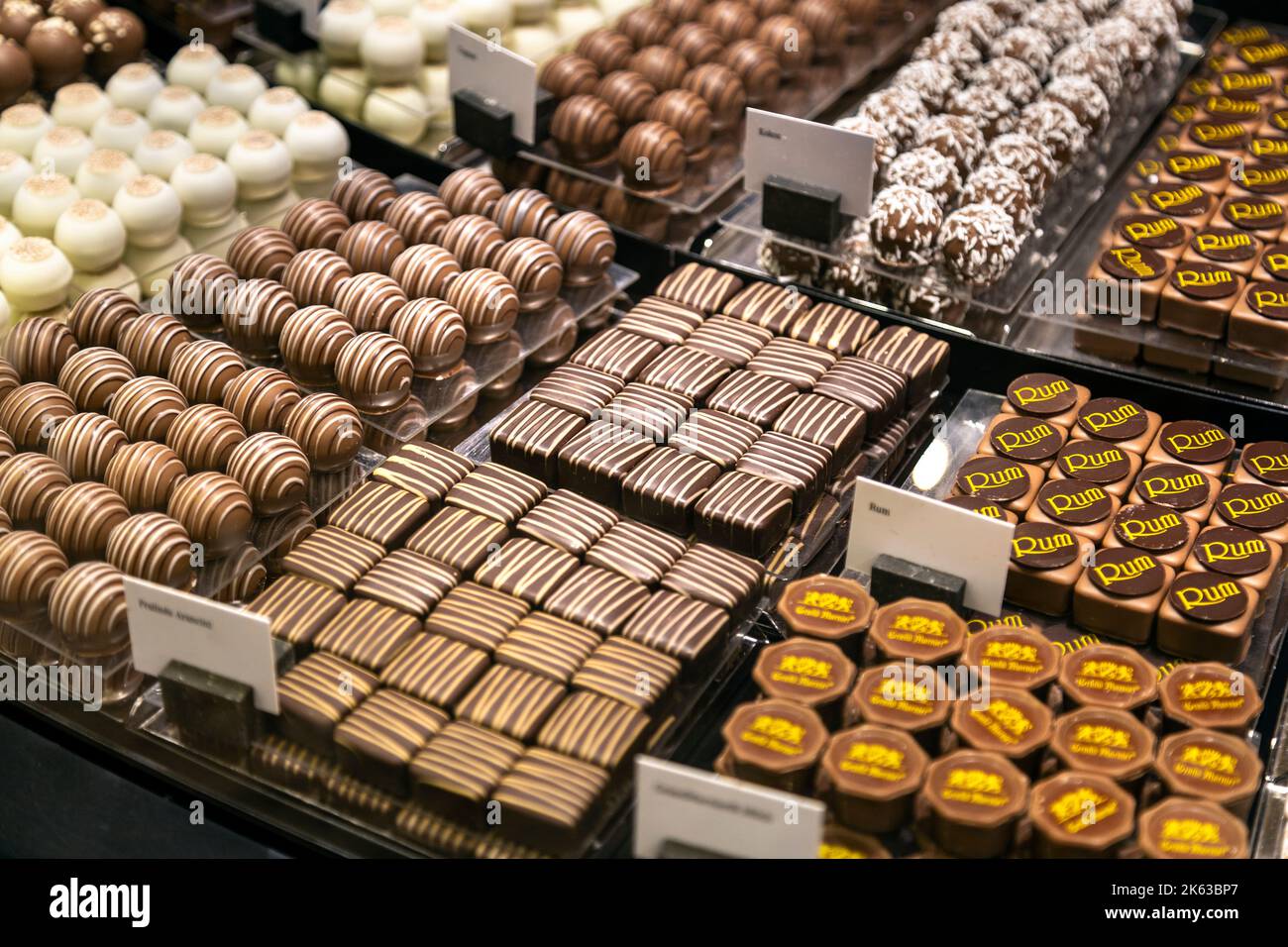 Selezione di cioccolatini presso il negozio della cioccolateria svizzera Läderach, Basilea, Svizzera Foto Stock