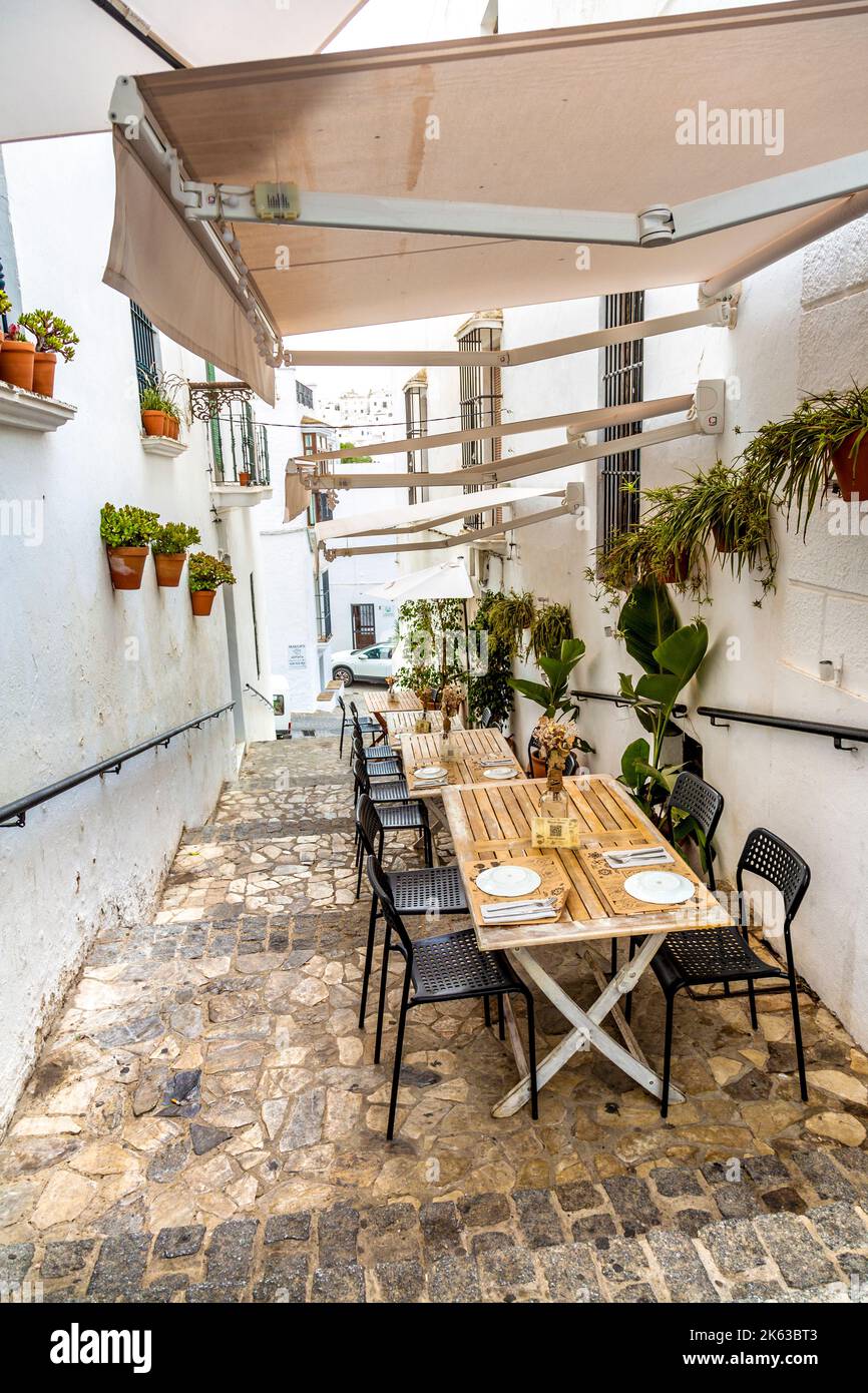 Tavoli lungo una scala stretta a 4 Estaciones Restaurante, Vejer de la Frontera, Andalusia, Spagna Foto Stock