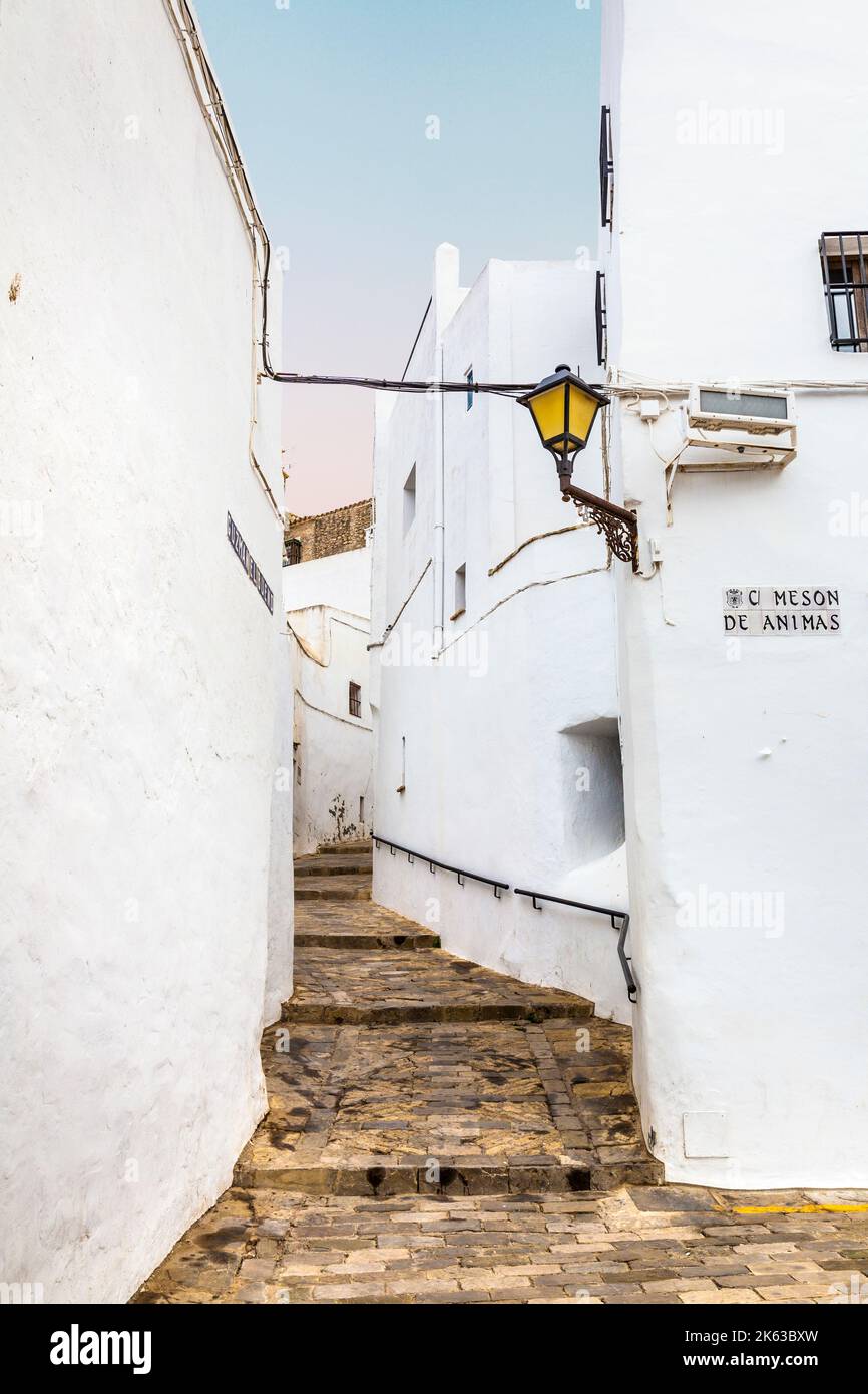 Strada stretta con case imbiancate, Vejer de la Frontera, Andalusia, Spagna Foto Stock