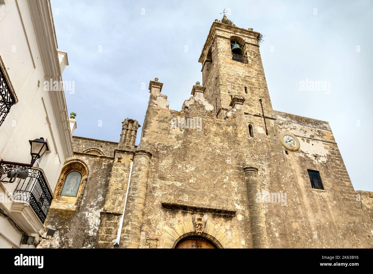 Esterno della Chiesa di Divino Salvador, un mix di stile Mudéjar del 14th ° secolo e gotico del 16th ° secolo, Vejer de la Frontera, Andalusia, Spagna Foto Stock