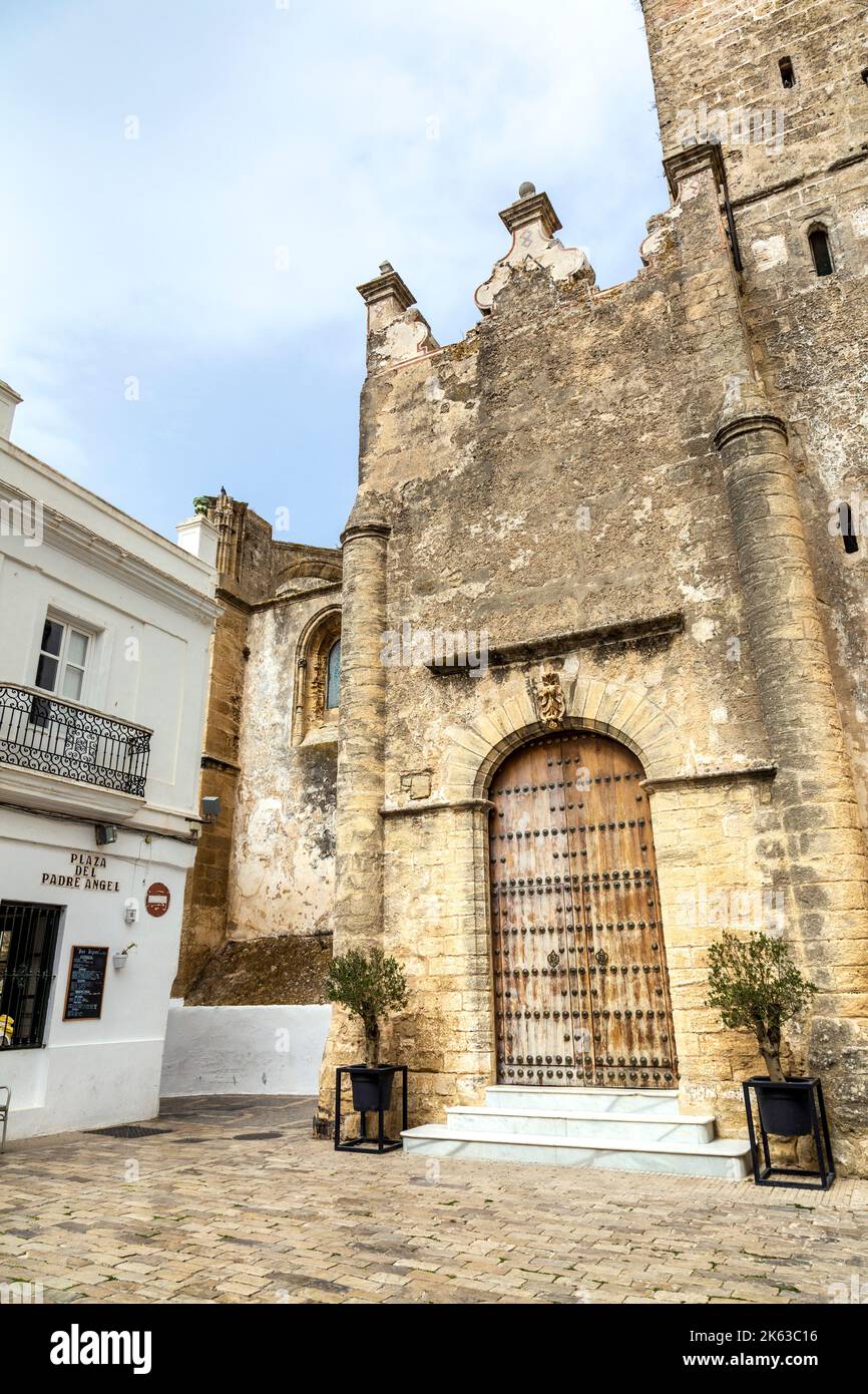 Esterno della Chiesa di Divino Salvador, un mix di stile Mudéjar del 14th ° secolo e gotico del 16th ° secolo, Vejer de la Frontera, Andalusia, Spagna Foto Stock