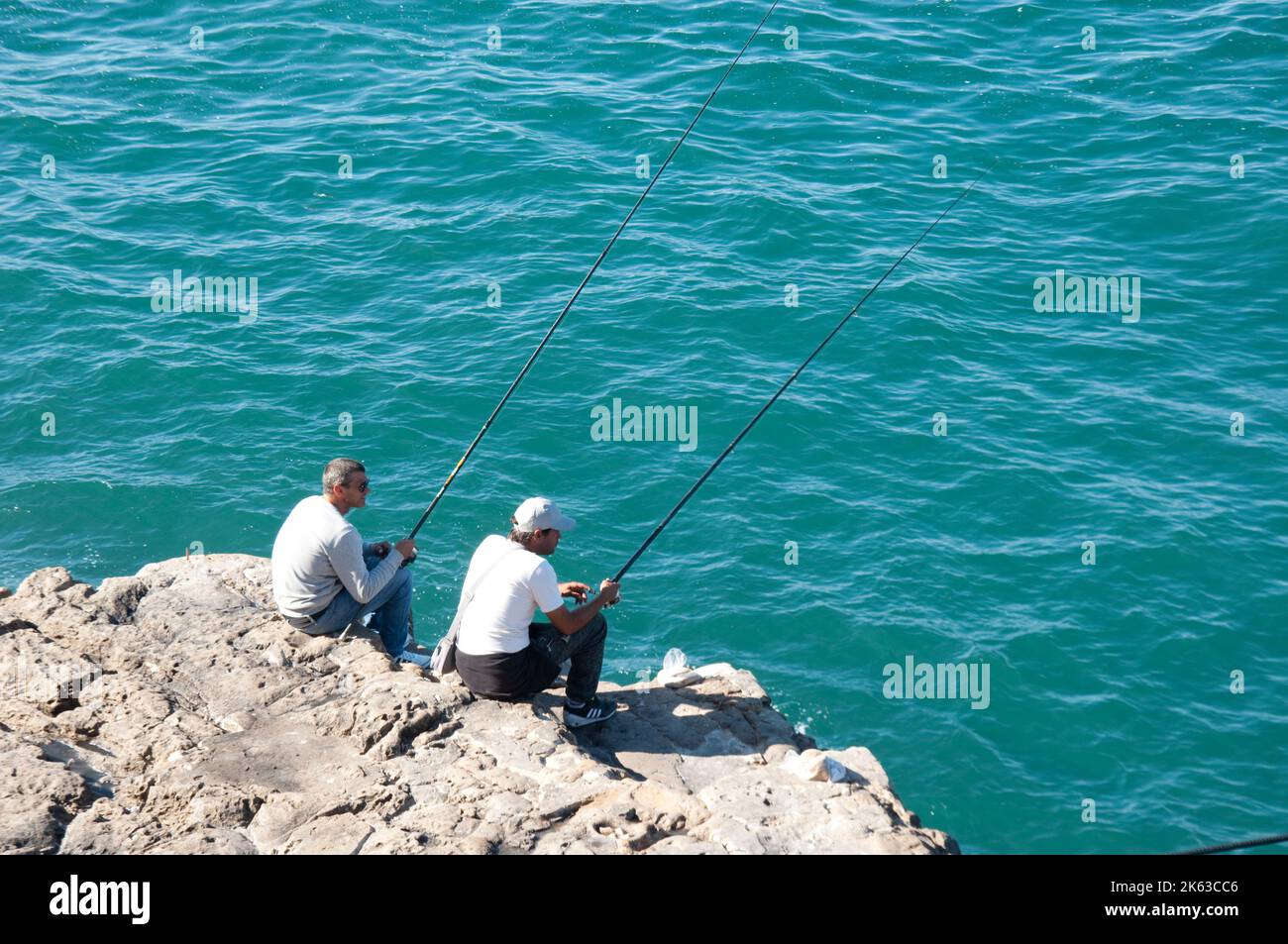 Pescatori che pescano nell'Atlantico, Cascais, Portogallo Foto Stock