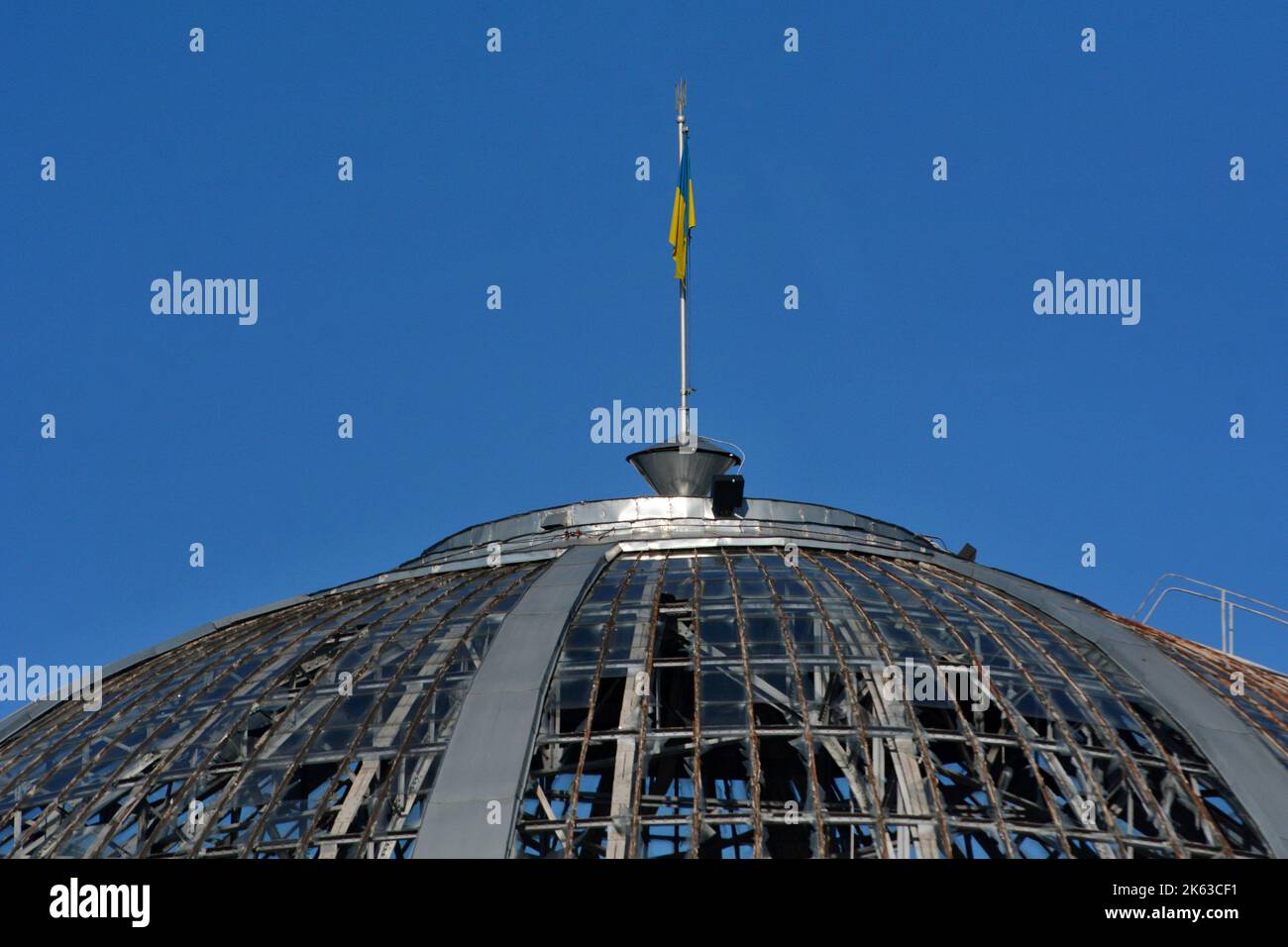 Cupola con vetri rotti dell'edificio Teachers House sulla strada vicino all'Università Nazionale di Taras Shevchenko, dove un missile ha colpito il giorno prima a Kiev. Dopo diversi mesi di relativa calma, esplosioni multiple hanno oscillato Kyiv presto un lunedì mattina. Il capo dell’esercito ucraino ha detto che le forze russe hanno lanciato almeno 75 missili in Ucraina, con attacchi fatali alla capitale Kyiv, e alle città del sud e dell’ovest. Foto Stock