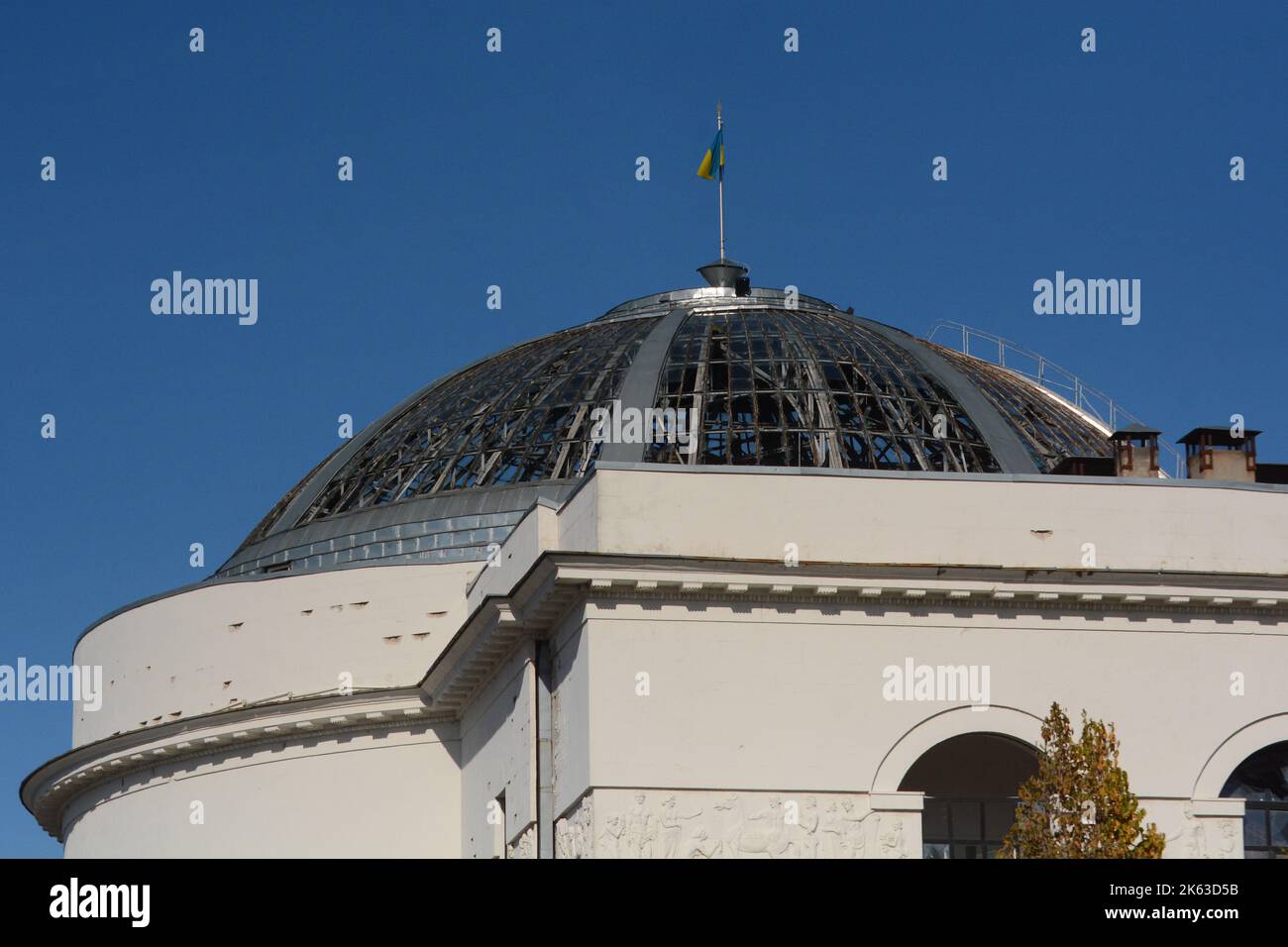 Kiev, Ucraina. 11th Ott 2022. Cupola con vetri rotti dell'edificio Teachers House sulla strada vicino all'Università Nazionale di Taras Shevchenko, dove un missile ha colpito il giorno prima a Kiev. Dopo diversi mesi di relativa calma, esplosioni multiple hanno oscillato Kyiv presto un lunedì mattina. Il capo dell’esercito ucraino ha detto che le forze russe hanno lanciato almeno 75 missili in Ucraina, con attacchi fatali alla capitale Kyiv, e alle città del sud e dell’ovest. (Foto di Aleksandr Gusev/SOPA Images/Sipa USA) Credit: Sipa USA/Alamy Live News Foto Stock