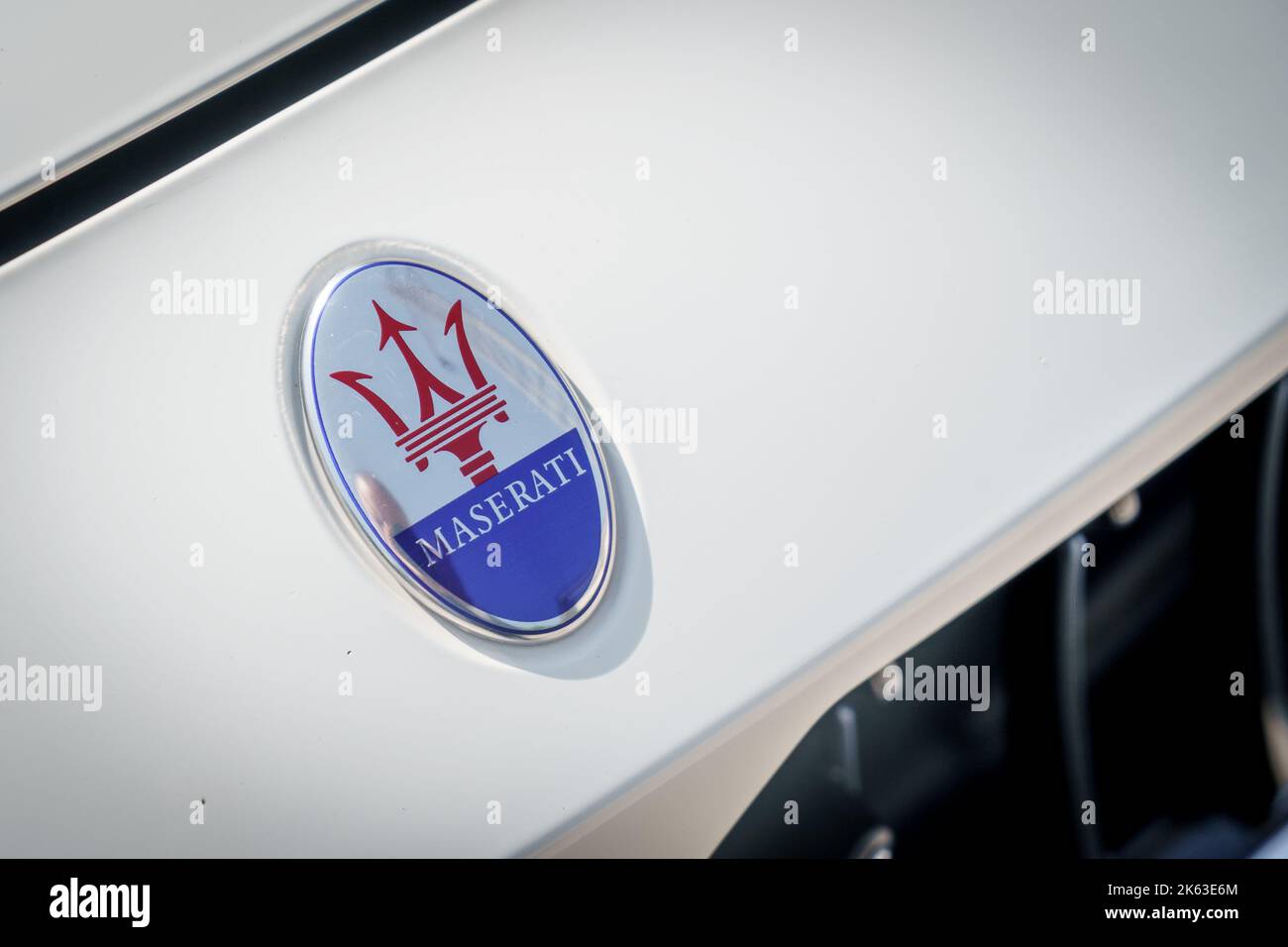 Il logo tridente della società automobilistica Maserati. Il logo del costruttore italiano di veicoli di lusso è basato sulla Fontana di Nettuno in Piazza maggiore di Bologna, Bologna, luglio 2021 Foto Stock