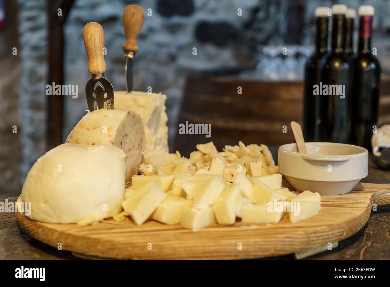 Vari formaggi italiani, parmigiano, pecorino e peperoncino caciotta al miele. Cucina italiana Foto Stock