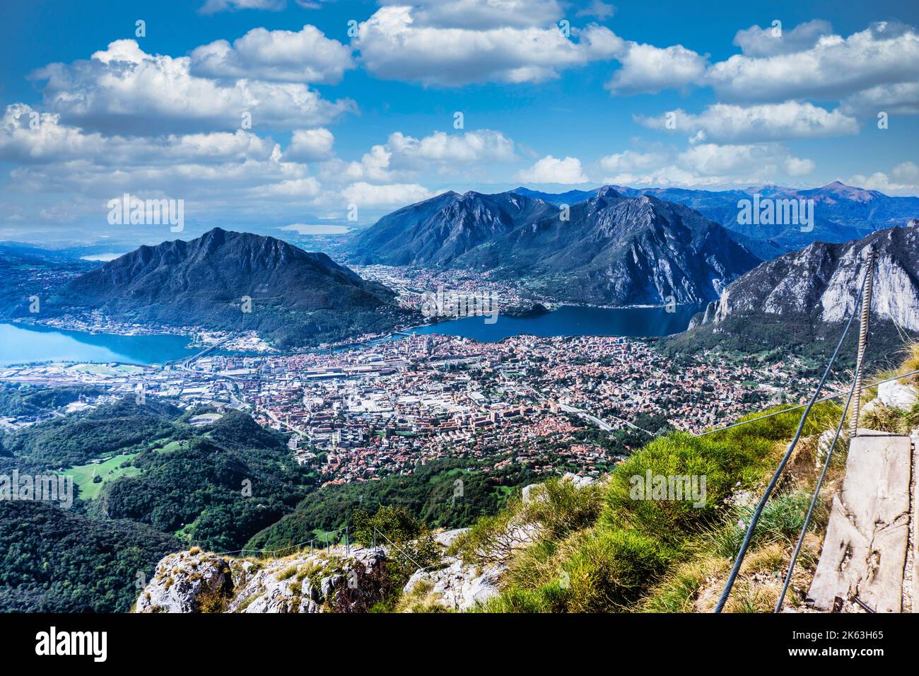 Una vista panoramica di Lecco, sul Lago di Como. Visto da piani D’erna 1375m sopra il livello del mare. Foto Stock