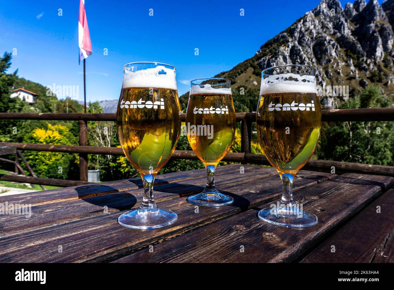 Tre bicchieri di birra su un tavolo in un ristorante a piani D’erna 1375m sul mare di Lecco sul Lago di Como Foto Stock