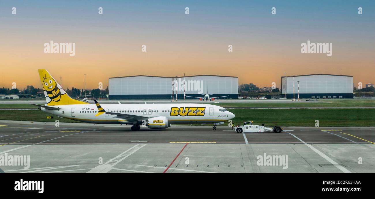 Un jet Buzz Airlines a terra a Bergamo, Italia. Buzz è una compagnia aerea polacca e una filiale Ryanair. Foto Stock