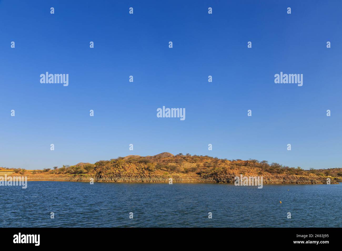 Vista sul lago Oanob, un idilliaco resort di vacanza con un lago e una diga vicino Rehoboth nel deserto di Kalahari. Namibia. Foto Stock