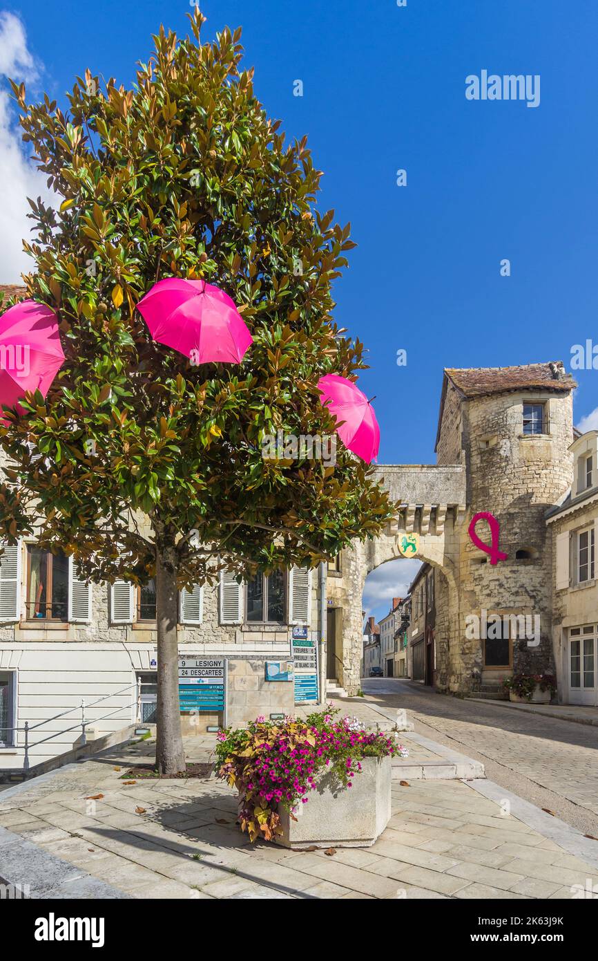 Ombrelli rosa che simboleggiano il "mese di ottobre della consapevolezza del cancro" a la Roche Posay, Vienne (86), Francia. Foto Stock