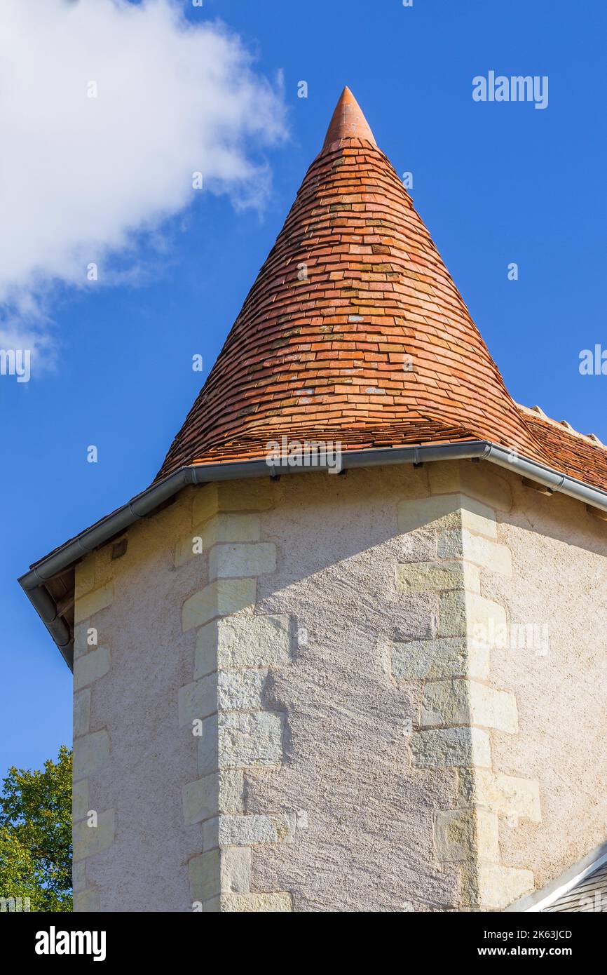 Tetto in tegole coniche recentemente ristrutturato su piccola torre ottagonale / esagonale - le Petit-Pressigny, Indre-et-Loire (37), Francia. Foto Stock