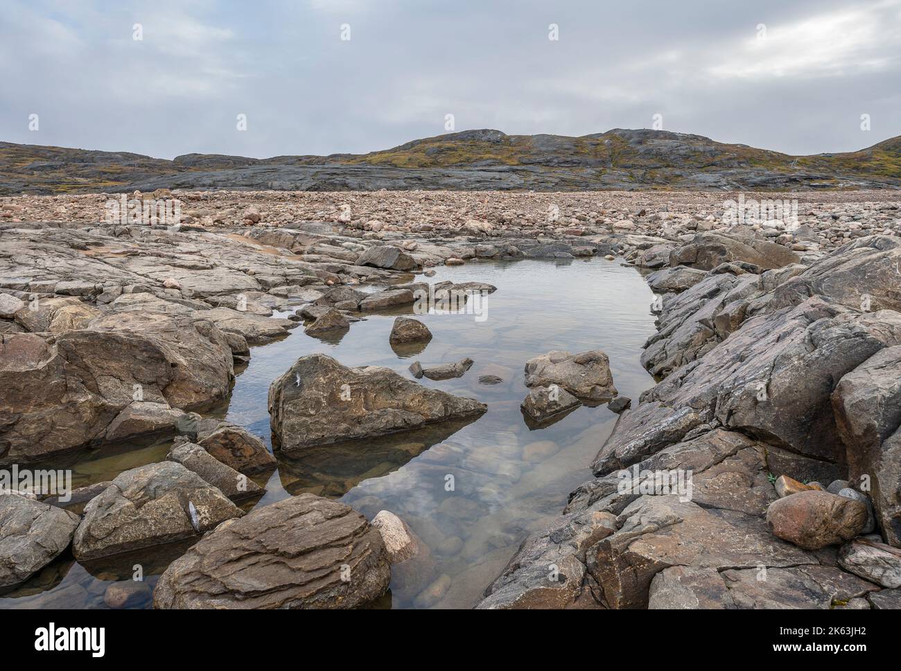 Laghetto di tundra nel permafrost roccioso del Sylvia Grinnell Territorial Park sull'isola di Baffin Foto Stock