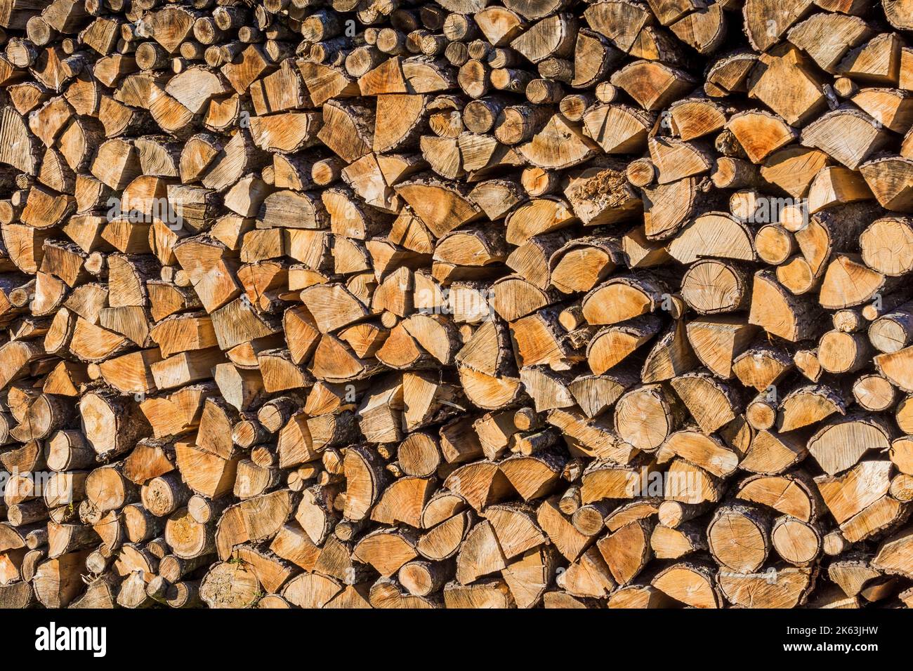 Pila di tronchi spaccati per il carburante di riscaldamento domestico - le Petit-Pressigny, Indre-et-Loire (37), Francia. Foto Stock