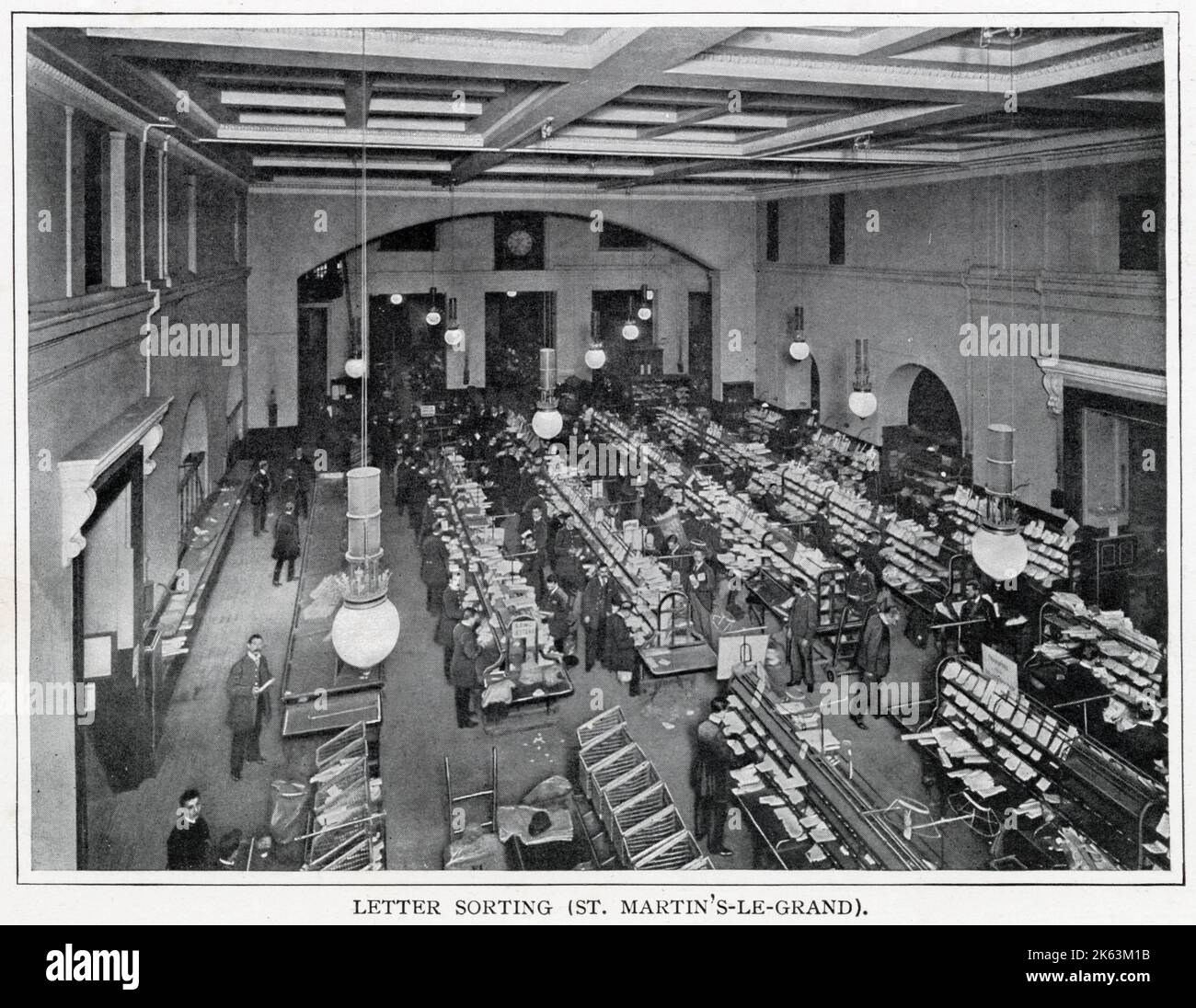 Ufficio di smistamento delle lettere al General Post Office - St Martin's-le-Grand, Londra. Questo fu l'ufficio postale principale di Londra tra il 1829 e il 1910. Foto Stock