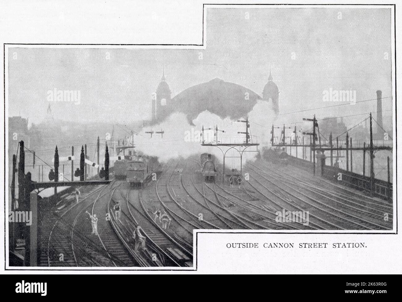 Una vista da appena fuori dalla stazione di Cannon Street, Londra, con treni a vapore che arrivano e partono. Foto Stock