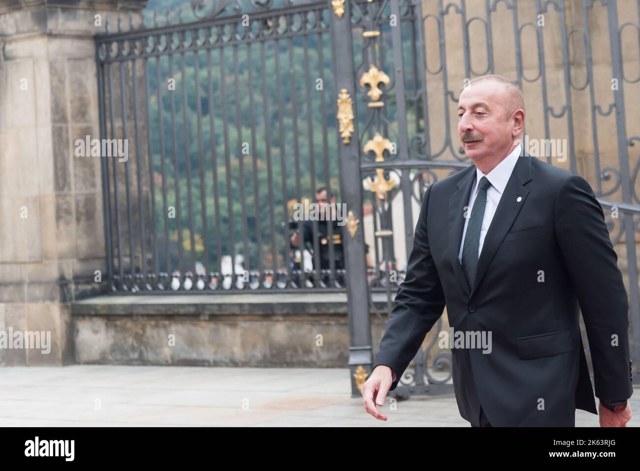 Il Presidente dell'Azerbaigian Ilham Alijev ha visto prima del vertice della Comunità politica europea a Praga. Si tratta del primo incontro di un formato più ampio di Stati membri dell'Unione europea e di altri paesi europei in tutto il continente. Foto Stock