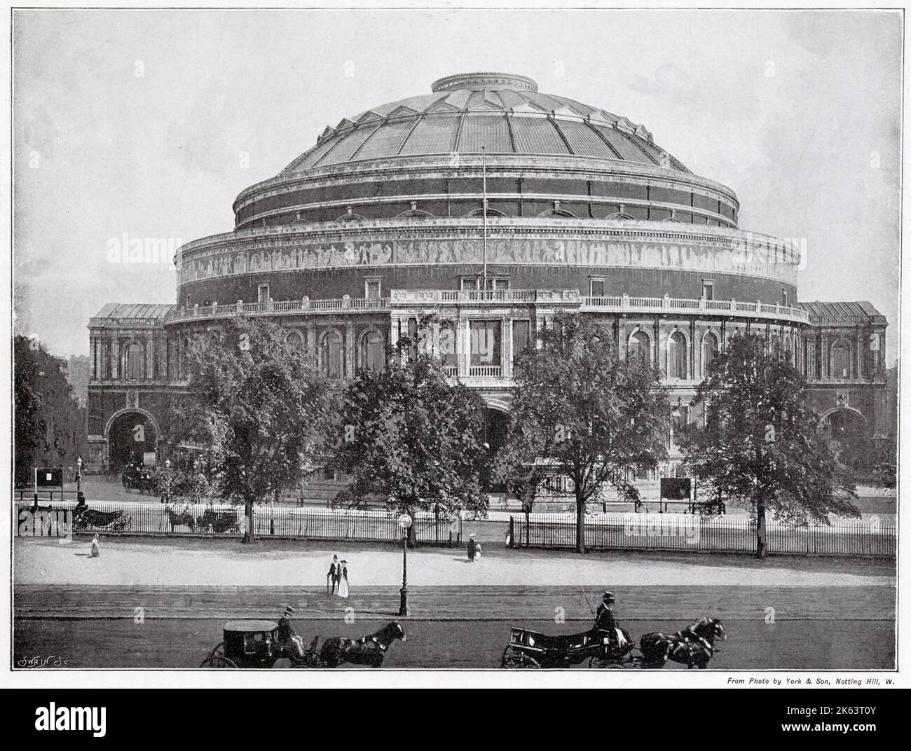 Royal Albert Hall, stile rinascimentale italiano in mattoni di terracotta. Apertura nel 1871, da parte della regina Vittoria, dieci anni dopo la morte di suo marito il principe Alberto. Foto Stock