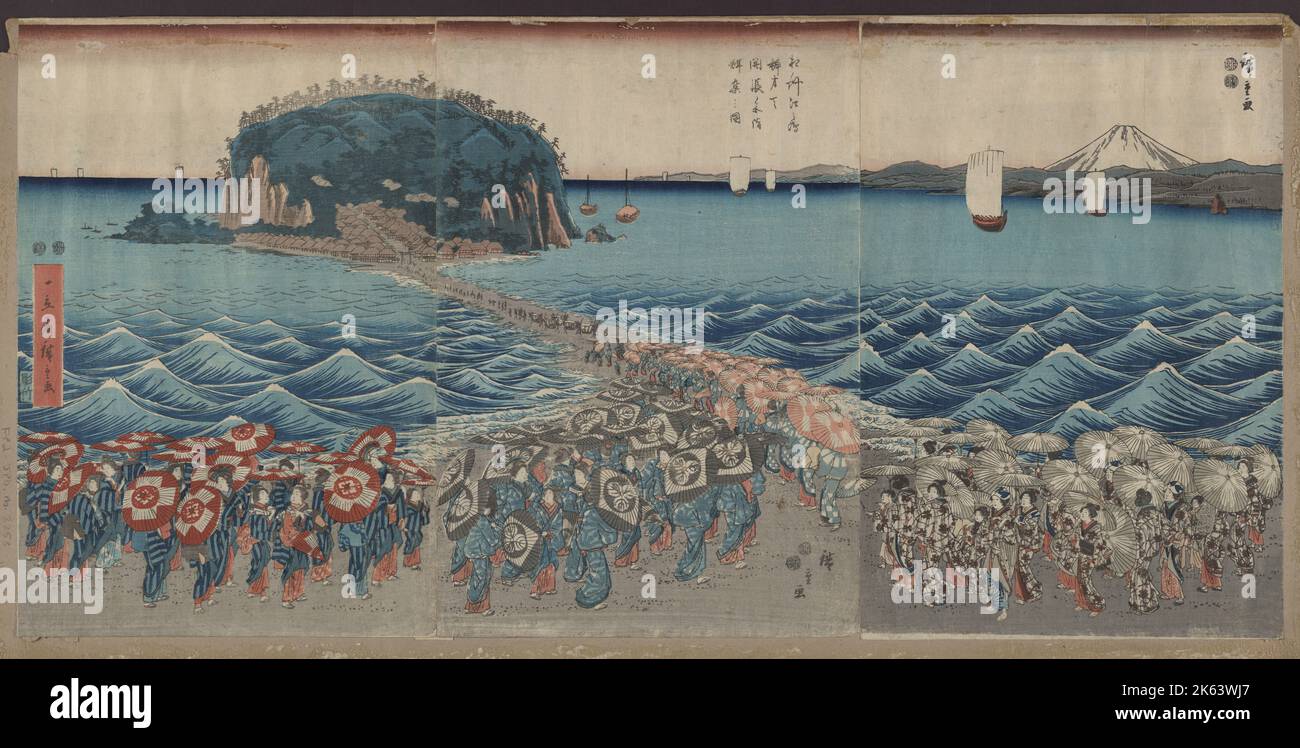 Folla in visita alla mostra di immagini Buddihist al Santuario di Enoshima Benzaiten nella provincia di Sagami. La stampa trittico giapponese mostra grandi gruppi di donne pellegrini che visitano il santuario di Enoshima per adorare un'immagine di Benzaiten, la dea della buona fortuna. Stanno camminando verso un'isola su una strada sopraelevata con barche a vela e il Monte Fuji sullo sfondo. Data tra il 1847 e il 1850. Foto Stock