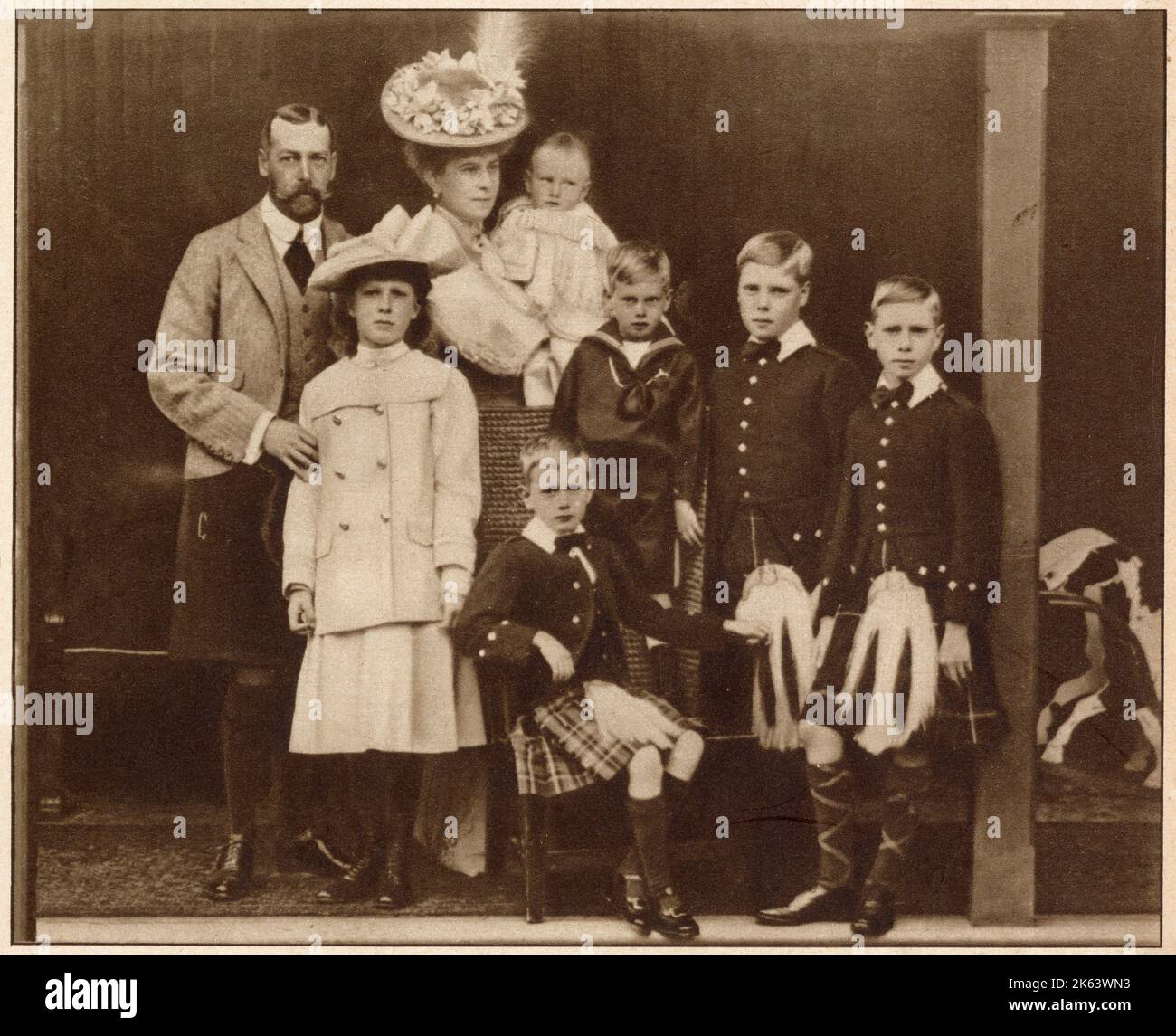 Duca e Duchessa di York con i loro sei figli, presi ad Abergeldie, (da sinistra a destra) Duca di York (in seguito Giorgio V), (1865 - 1936), Principessa Maria, in seguito Viscountessa Lascelles, (1897 - 1965), Duchessa di York, Maria di Teck (in seguito regina Maria consorte), in possesso come bambino Principe Giovanni, morto all'età di quattordici anni di una grave crisi epilettica, (1905 - 1919), seduto Principe Enrico, duca di Gloucester, (1900 - 1974), Principe Giorgio, Duca di Kent (1902 – 1942), Principe Edoardo di Galles (successivamente Re Edoardo VIII), e poi Duca di Windsor (1894 – 1972) e Principe Alberto, Duca di York (successivamente Re Giorgio V Foto Stock