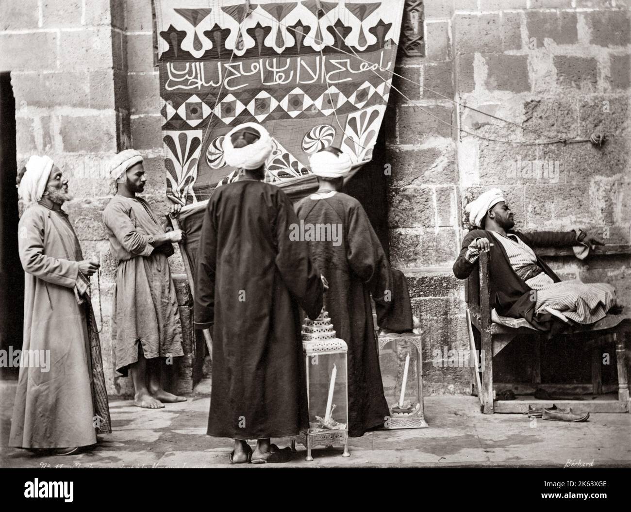 Uomini musulmani che vanno a pregare, Egitto, circa 1880. Foto Stock