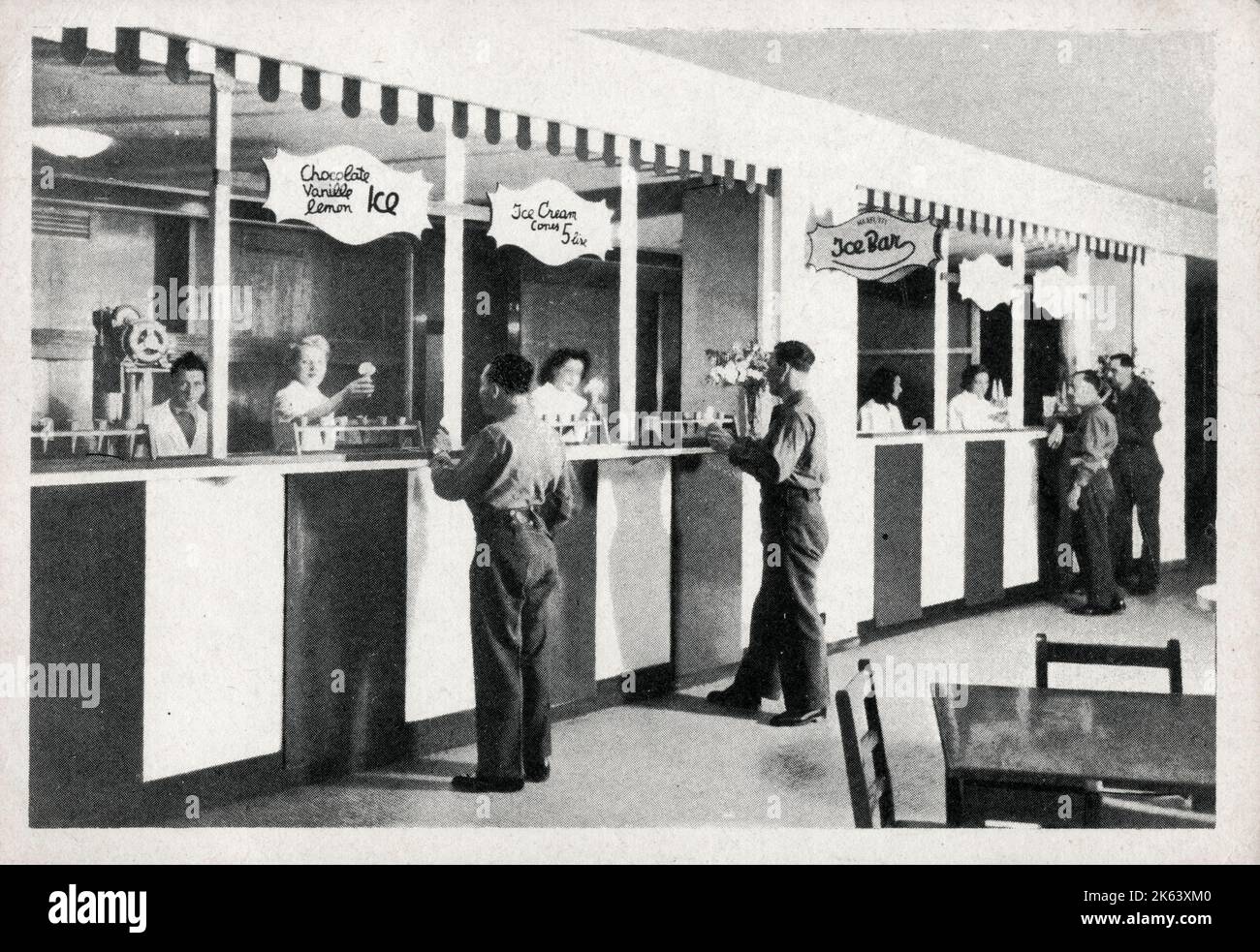 Alexander Club a Roma - il NAAFI (Navy, Army and Air Force Institute) aveva comandato un grande magazzino delle dimensioni dei Selfridges di Londra. Fu chiamato Alexander Club dopo il comandante alleato Harold Alexander, 1st conte Alessandro di Tunisi. I suoi molti piani centrati intorno ad uno spazio interno, coperto, aperto sul pavimento del quale era una piscina con pesci rossi e una fontana! L'Ice Bar al 2nd° piano. Data: Circa 1944 Foto Stock