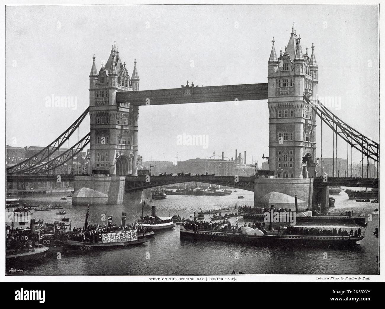 Il Tower Bridge è stato progettato da Sir Horace Jones e Mr. Wolfe Barry, comprende un passaggio permanente a 142 metri sopra il livello dell'acqua e un ponte levatoio per le navi di passaggio. Fotografia che mostra il giorno dell'apertura con la folla di persone che guardano dalle barche sul Tamigi. Foto Stock