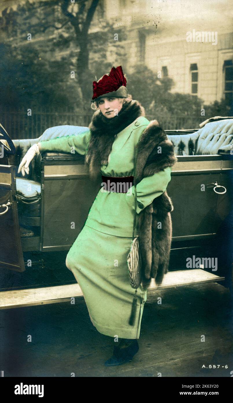 Gladys Cooper (1888-1971) - attrice teatrale, cinematografica e televisiva inglese - appoggiata contro una magnifica prima auto a motore scoperto, forse una Rolls Royce. Foto Stock