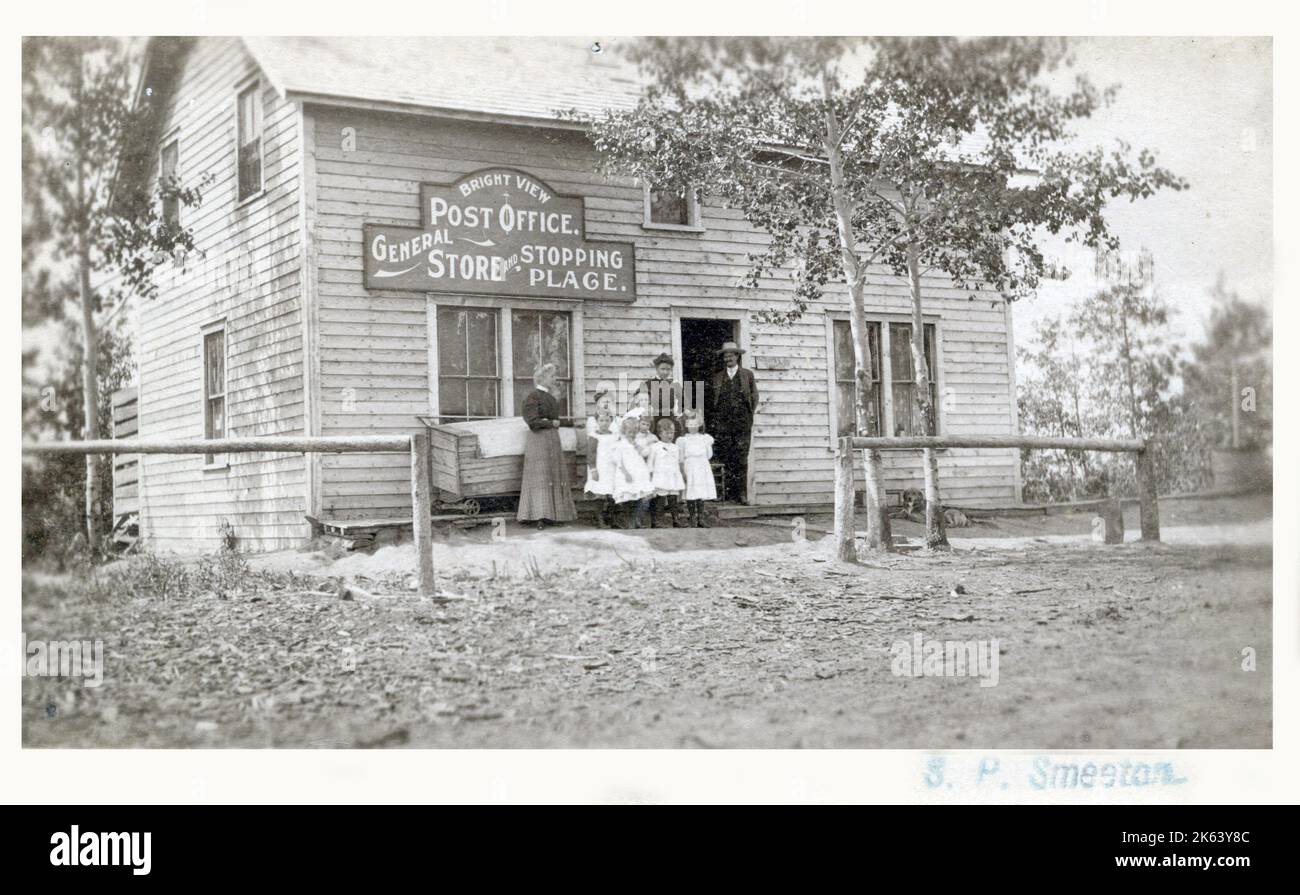 Alberta, Canada - Bright View, Ufficio postale e proprietario di un negozio A. A. Goodhand (direttore postale tra il 1907 e il 1911) e famiglia - circa 1910. Foto Stock