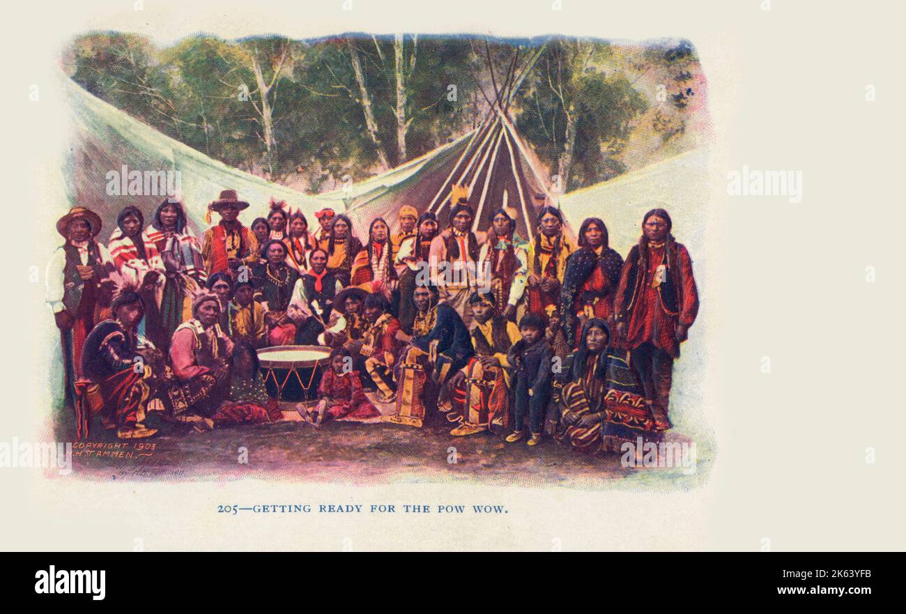 Tribù indigena della prima Nazione che si prepara per il Pow Wow Foto Stock
