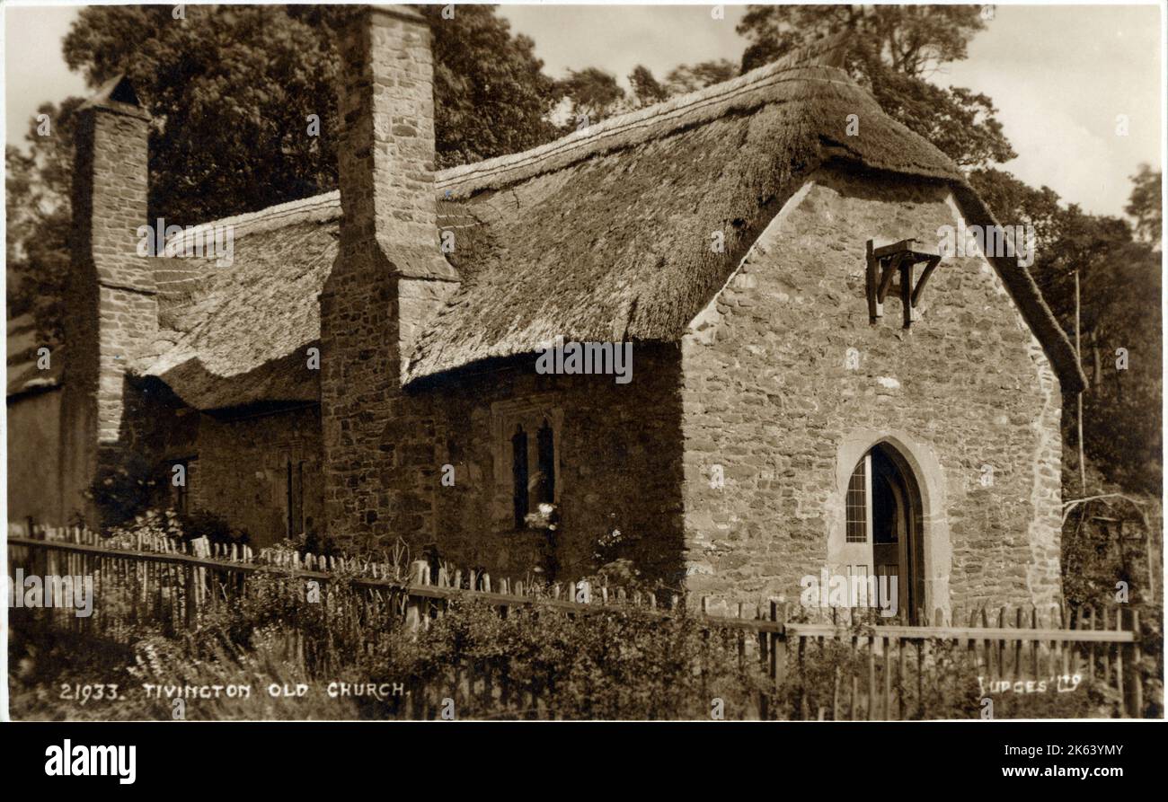La cappella anglicana di St Leonard a Tivington, Somerset, Inghilterra. Dopo la dissoluzione dei monasteri la cappella fu secolarizzata e un camino installato all'estremità orientale Quella parte dell'edificio è ora il cottage 'Dunkery View', di proprietà del National Trust. La cappella fu restaurata nel 1896 e fu riconsacrata nel 1940, essendo stata precedentemente utilizzata come scuola. Foto Stock