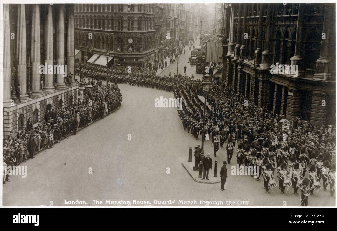 Le guardie marciano attraverso la City di Londra - Mansion House Foto Stock