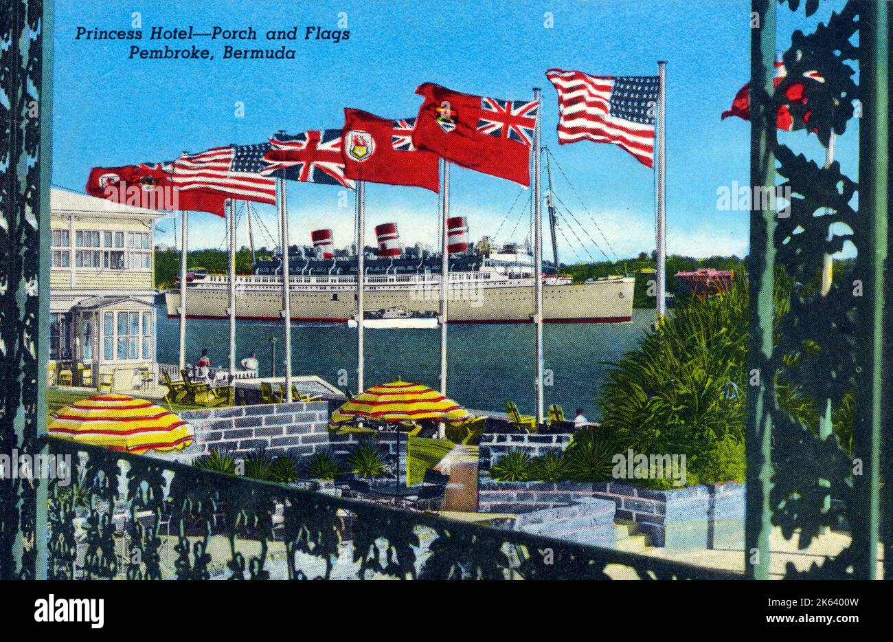 Le bandiere degli Stati Uniti, dei britannici e delle Bermuda sul Princess Hotel Terrace sfollavano in onore della SS Queen di Bermuda. Foto Stock