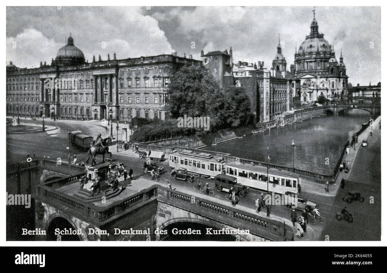 Berlino, Germania - veduta del Rathausbruke sul fiume Sprea, il Berliner Dom (cattedrale) e il Palazzo tedesco della Repubblica (a sinistra). Dopo la riunificazione tedesca e diversi decenni di dibattiti e discussioni, il Palazzo della Repubblica fu demolito e il Palazzo di Berlino fu ricostruito per ospitare il museo Humboldt Forum. Foto Stock