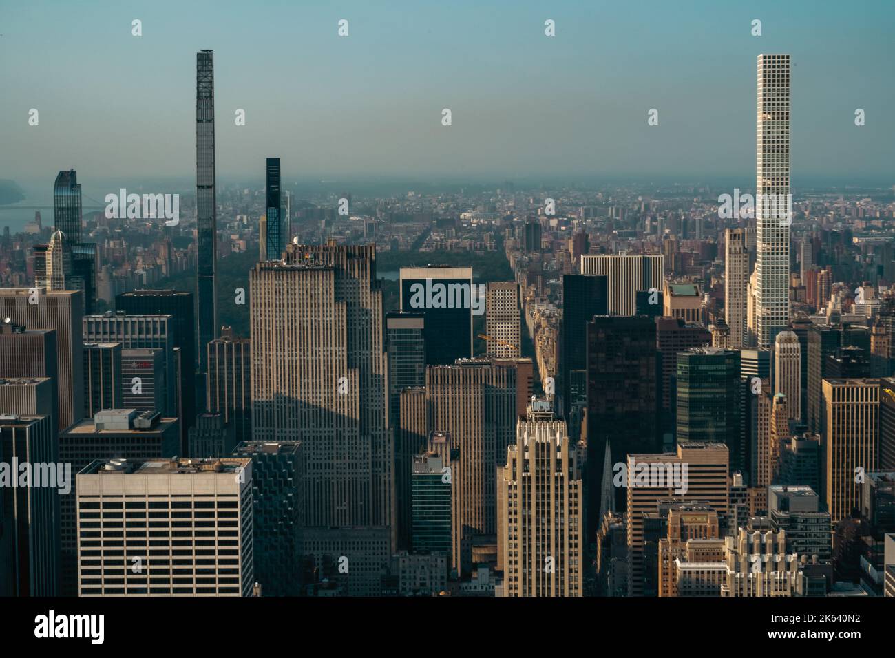 Un drone shot dello skyline di New York City in una giornata di sole Foto Stock