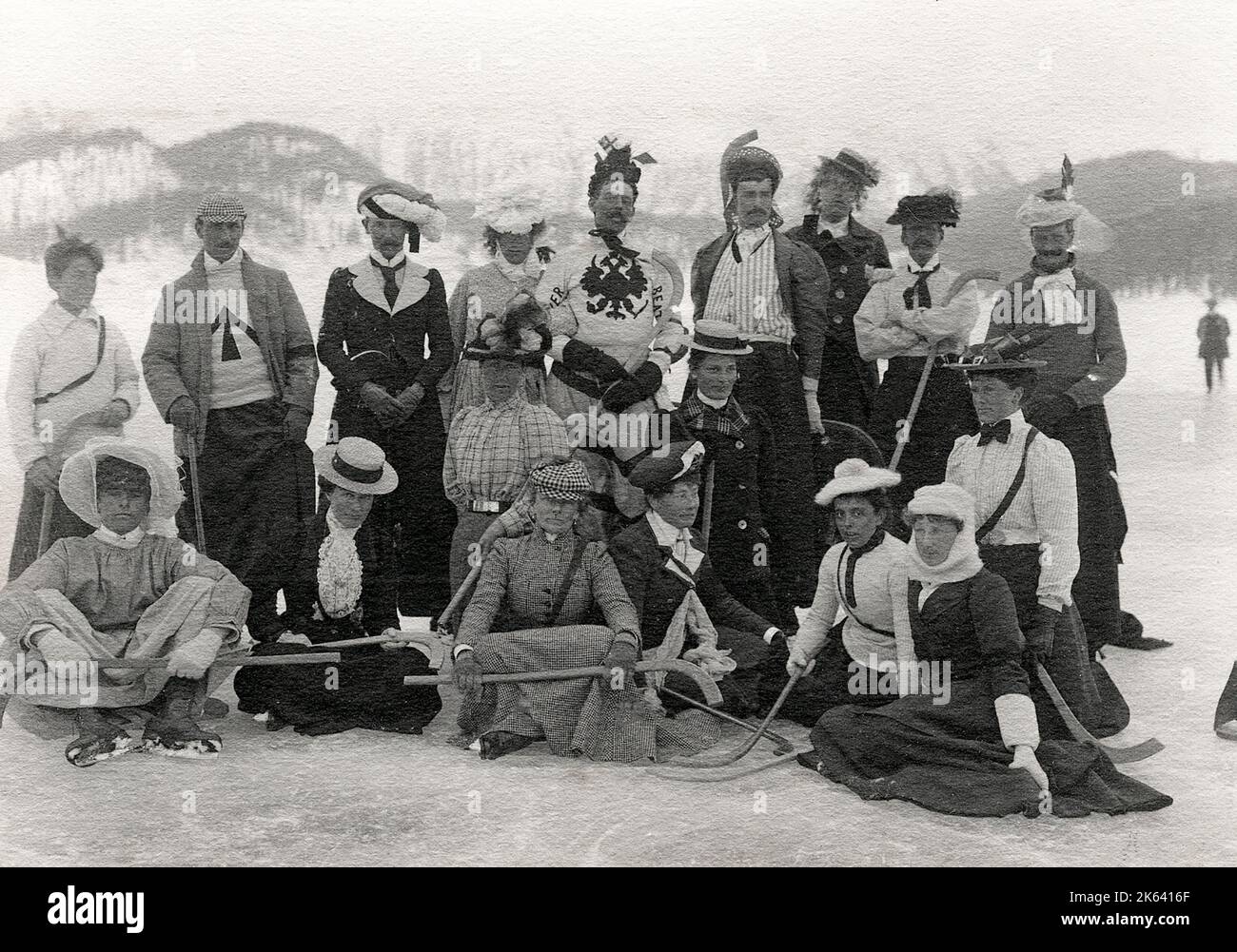 Vintage 19th Century/1900 Fotografia: Ice Hockey St Moritz 1900, squadra di cross-dressing, divertente Foto Stock
