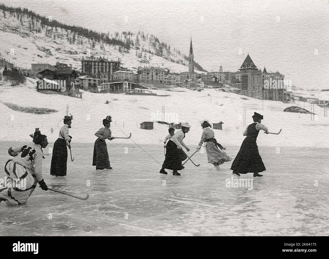 Vintage 19th Century/1900 Fotografia: Donne che giocano hockey su ghiaccio St Moritz 1900, Svizzera, uomini cross dressing, divertente Foto Stock