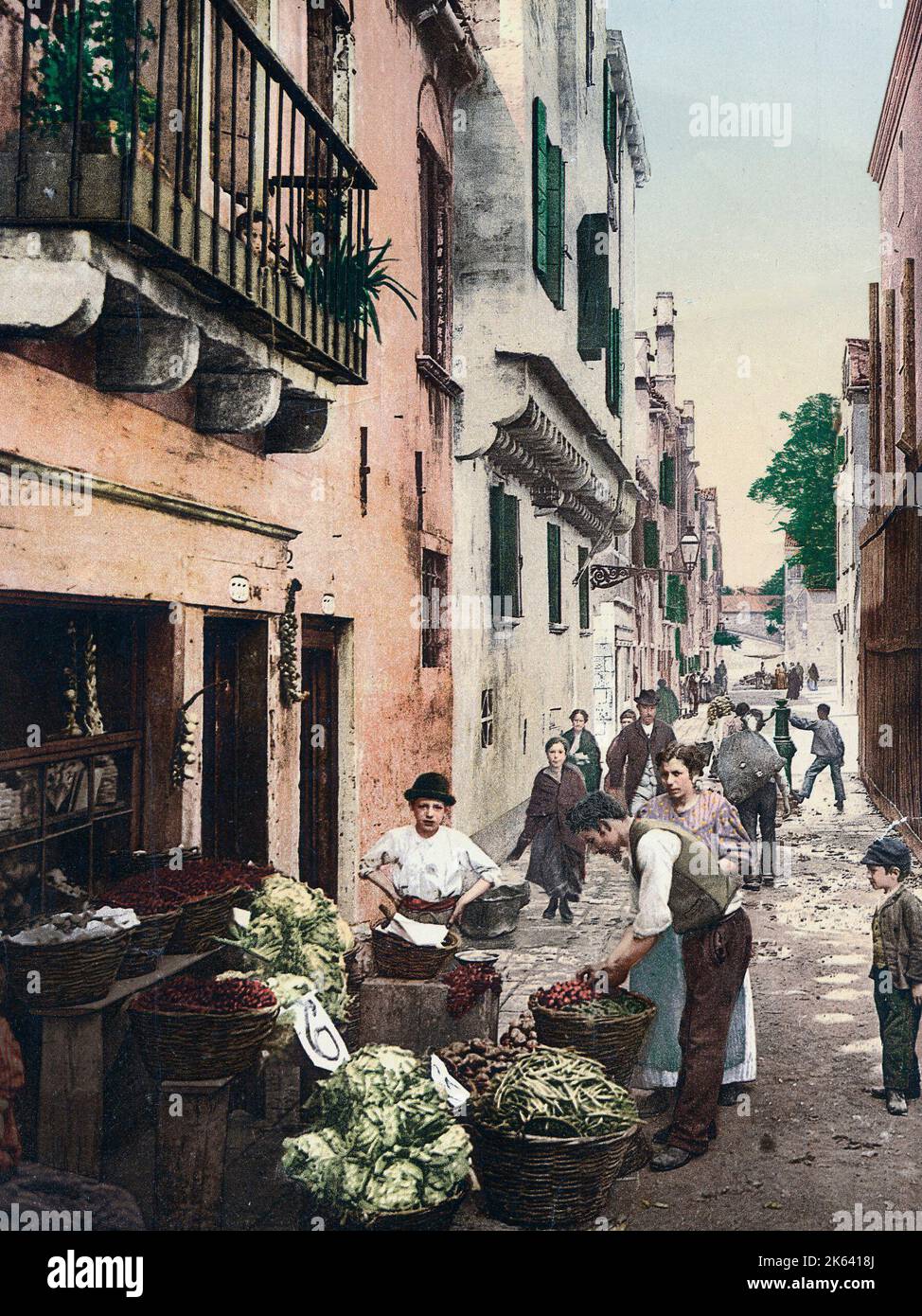 Venditori di ortaggi, bancarella o negozio, Venezia Italia. Vintage 19th ° secolo fotografia. Foto Stock