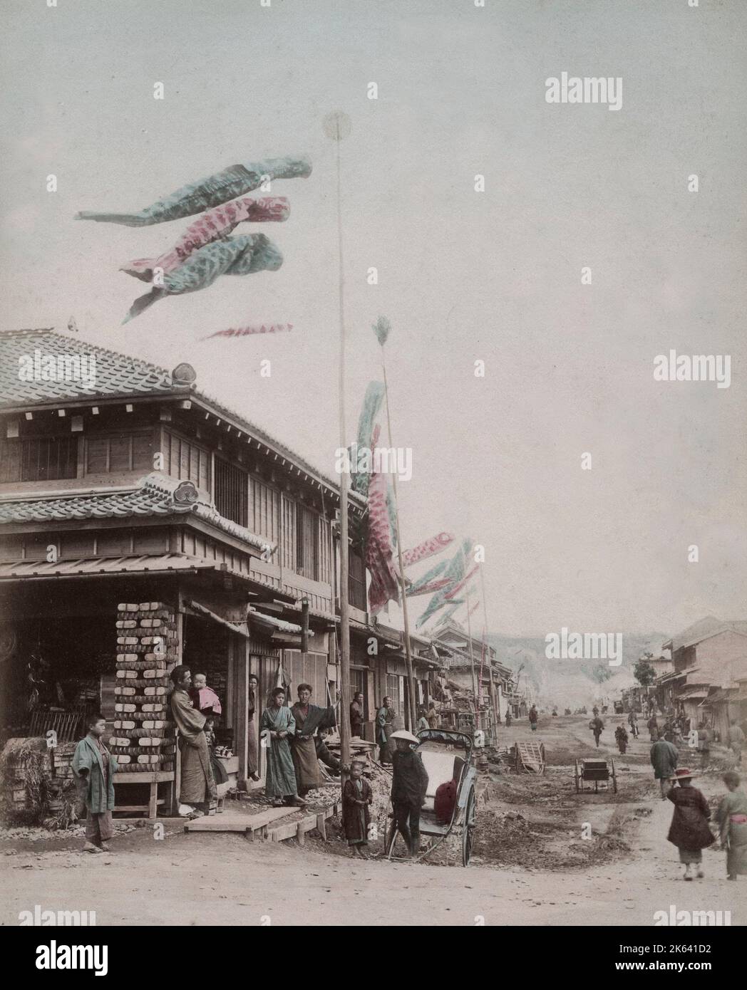 Village strada con banner carpa festival. Vintage 19th ° secolo fotografia. Foto Stock