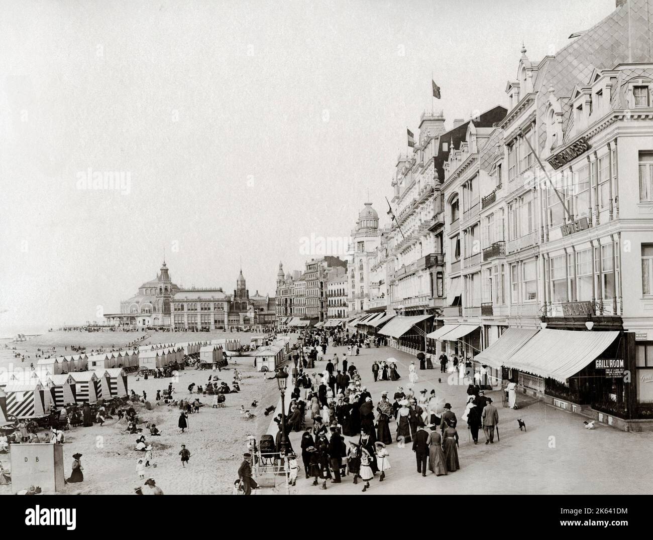 Vintage 19th ° secolo fotografia: Vista sul lungomare e la spiaggia con i turisti, Ostenda Ostende, Belgio Foto Stock