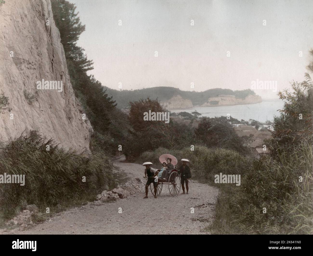 Risciò sulla strada costiera, Negishi Yokohama - Mississippi Bay. Vintage 19th ° secolo fotografia. Foto Stock