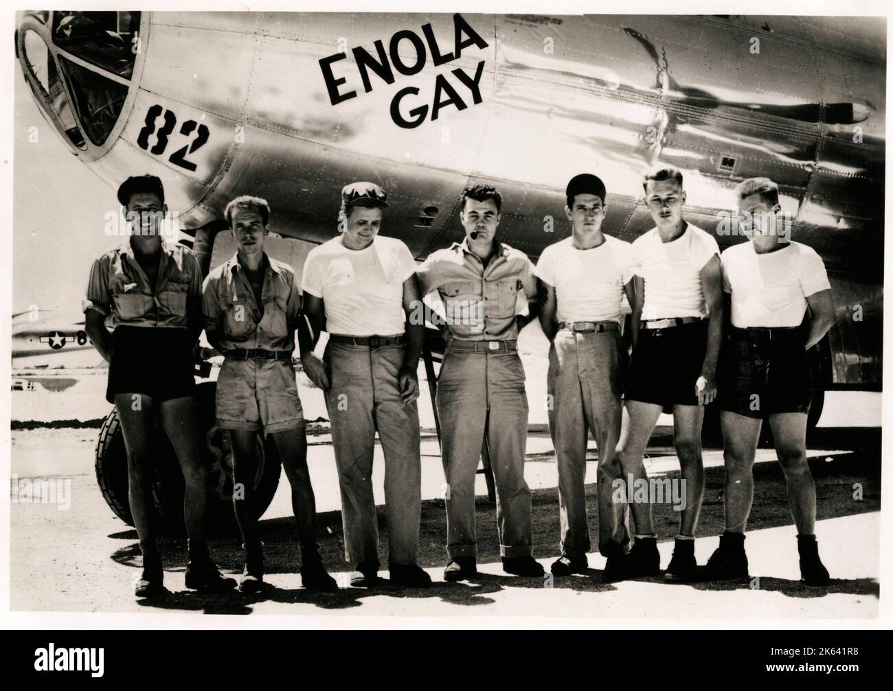 Enola Gay, aereo usato per far cadere la bomba atomica su Hiroshima, Giappone nel 1945, membri dell'equipaggio della seconda guerra mondiale di fronte a Enola Gay, aereo usato per far cadere la bomba atomica su Hiroshima, Giappone nel 1945, seconda guerra mondiale Foto Stock