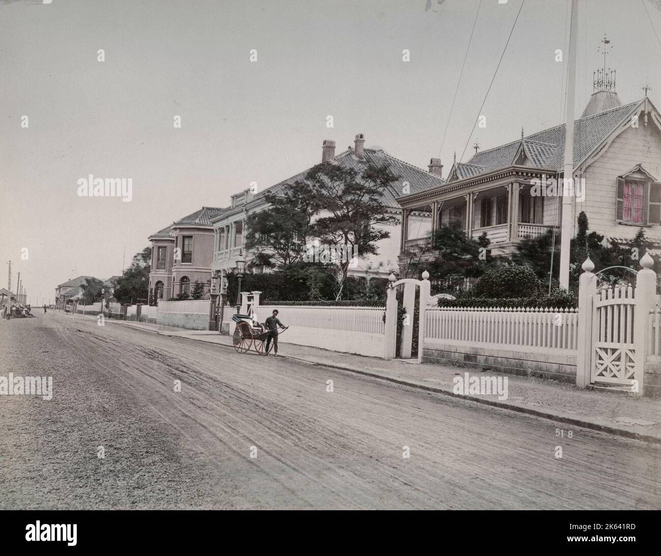 Un risciò lungo il Bund, Yokohama, Giappone. Vintage 19th ° secolo fotografia. Foto Stock